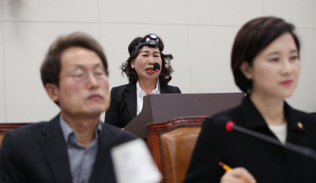 김용임 한국유치원총연합회(한유총) 비대위원장 전북지회장 겸 대외협력부장이 29일 오후 서울 여의도 국회에서 열린 교육부 및 소관 공공·유관기관 종합감사에서 참고인으로 출석해 의원들 질문에 답하고 있다. 연합뉴스