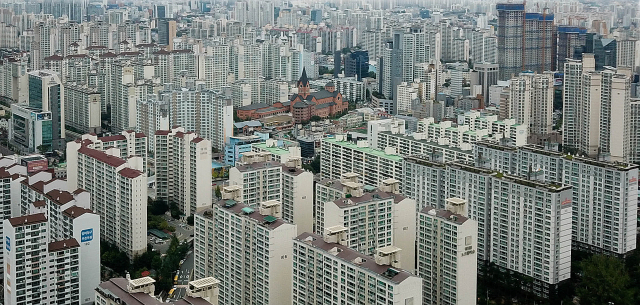 부동산 계약뿐 아니라 계약 무효, 취소 또는 해제 경우에도 지자체 신고를 의무화하는 법 개정안이 발의되면서 아파트 자전거래 관행에 제동을 걸 수 있을지 주목받고 있다. 대구 시내 아파트 밀집 단지 전경. 매일신문 DB
