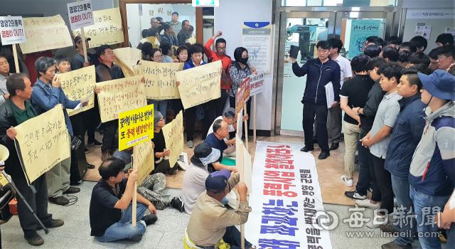 지난 9월 7일 영양군청에서 열린 영양제2풍력사업 환경영향평가협의회장 앞에서 풍력사업을 반대하는 주민들의 회의장 진입을 막는데 풍력회사 직원들이 동원된 것으로 드러나 말썽이다. 당시 집회 모습. 엄재진 기자
