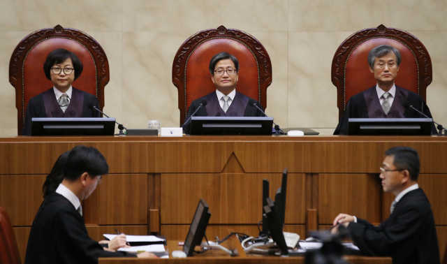 김명수 대법원장(가운데)이 30일 오후 서울 서초구 대법원 대법정에서 일제 강제징용 피해자들이 일본 기업을 상대로 낸 손해배상청구 소송 재상고심 판결 선고를 위한 대법원 전원합의체에 참석해 있다. 연합뉴스