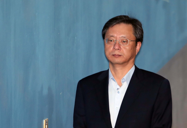 국가정보원을 동원해 공직자와 민간인을 불법사찰한 혐의로 기소된 우병우 전 청와대 민정수석이 30일 오후 서울 서초구 서울중앙지법에서 열린 결심공판에 출석해 법정으로 향하고 있다. 연합뉴스