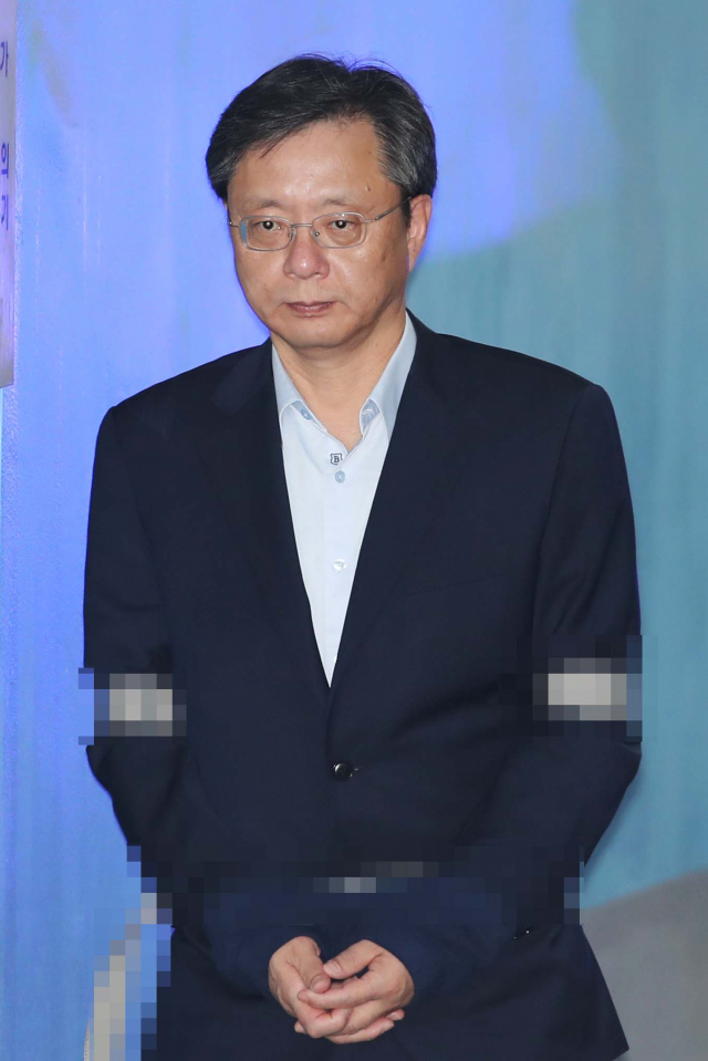 국가정보원을 동원해 공직자와 민간인을 불법사찰한 혐의로 기소된 우병우 전 청와대 민정수석이 30일 오후 서울 서초구 서울중앙지법에서 열린 결심공판에 출석해 법정으로 향하고 있다. 연합뉴스