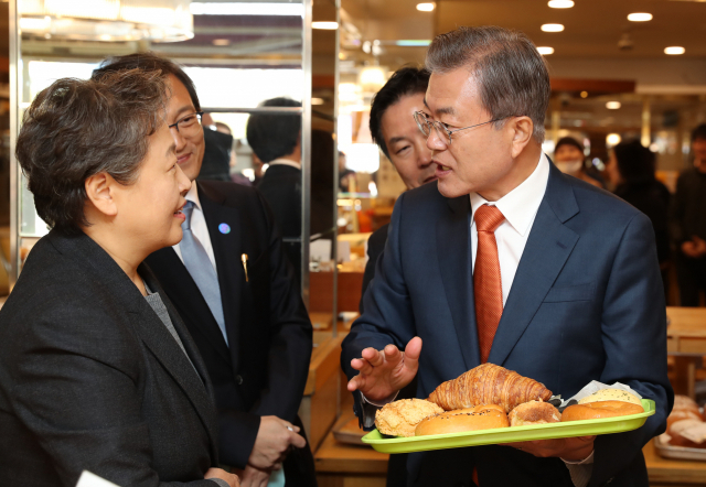 문재인 대통령이 30일 오후 전북 군산의 빵집 이성당을 찾아 빵을 고르다 질문하고 있다. 연합뉴스