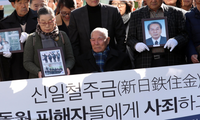 30일 오후 서울 서초구 대법원 앞에서 일제 강제징용 피해자 중 유일한 생존자인 이춘식 씨(가운데)와 유가족들이 강제징용 손해배상청구 소송 재상고심 판결을 위한 대법원 전원합의체가 열리는 대법정으로 향하고 있다. 연합뉴스