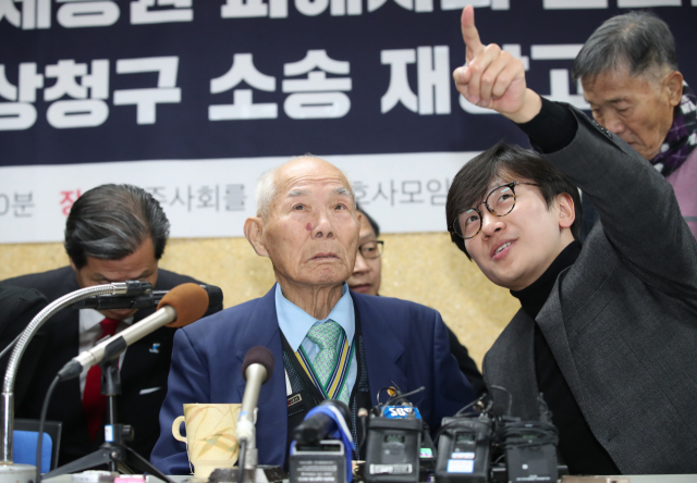 일제 강제징용 피해 생존자인 이춘식 할아버지가 강제징용 손해배상청구 소송 재상고심 판결을 위한 대법원 전원합의체가 열린 30일 오후 서울 서초구 민주사회를위한변호사모임 사무실에서 기자회견을 하던 중 변호인과 이야기를 나누고 있다. 연합뉴스