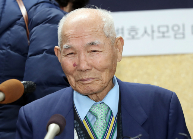 일제 강제징용 피해 생존자인 이춘식 할아버지가 강제징용 손해배상청구 소송 재상고심 판결을 위한 대법원 전원합의체가 열린 30일 오후 서울 서초구 민주사회를위한변호사모임 사무실에서 기자회견을 하던 중 미소짓고 있다. 연합뉴스