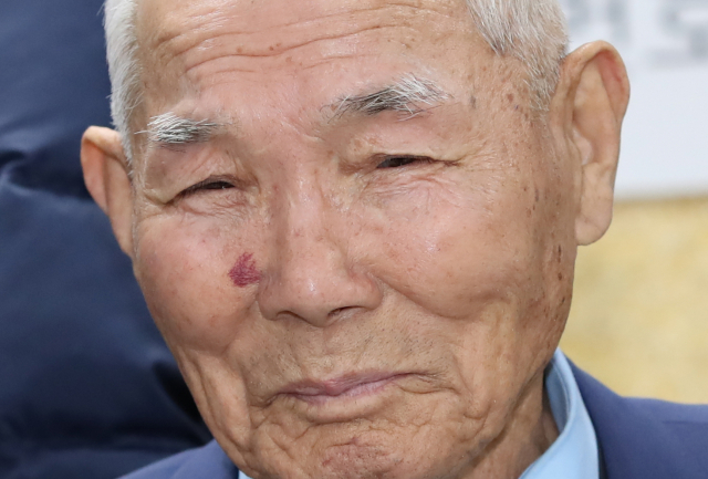 일제 강제징용 피해 생존자인 이춘식 할아버지가 강제징용 손해배상청구 소송 재상고심 판결을 위한 대법원 전원합의체가 열린 30일 오후 서울 서초구 민주사회를위한변호사모임 사무실에서 기자회견을 하던 중 미소짓고 있다. 연합뉴스