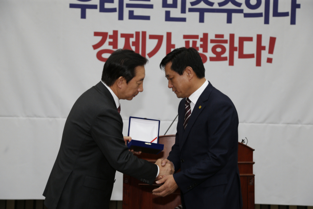 30일 국회에서 열린 자유한국당 의원총회에서 김성태 원내대표가 황천모 상주시장에게 공로패를 전달했다. 상주시 제공