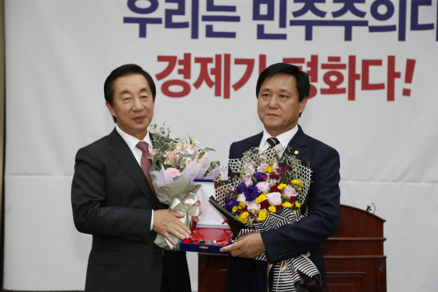 30일 국회에서 열린 자유한국당 의원총회에서 김성태 원내대표가 황천모 상주시장에게 공로패를 전달했다. 상주시 제공
