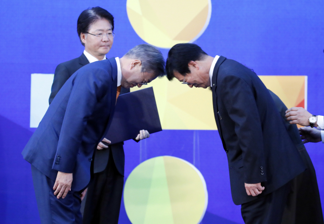 문재인 대통령이 30일 오후 경주 화백컨벤션센터에서 열린 제6회 지방자치의 날 기념식에서 한태천 경운대 교수에게 옥조근정훈장을 수여하기 앞서 인사를 나누고 있다. 연합뉴스
