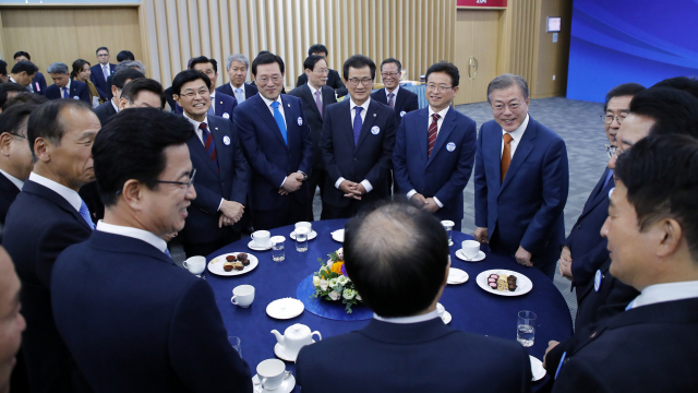 문재인 대통령이 30일 오후 경주 화백컨벤션센터에서 열린 제6회 지방자치의 날 기념식에서 참석 시도지사들과 대화를 나누고 있다. 연합뉴스