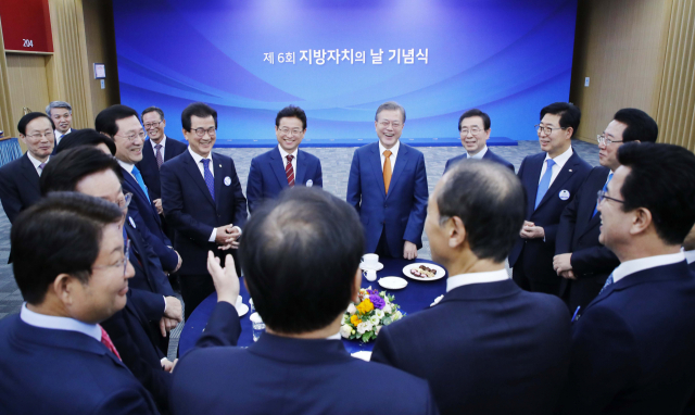 문재인 대통령이 30일 오후 경주 화백 컨벤션센터에서 열린 제6회 지방자치의 날 기념식에서 참석 시도지사들과 대화를 나누고 있다. 연합뉴스