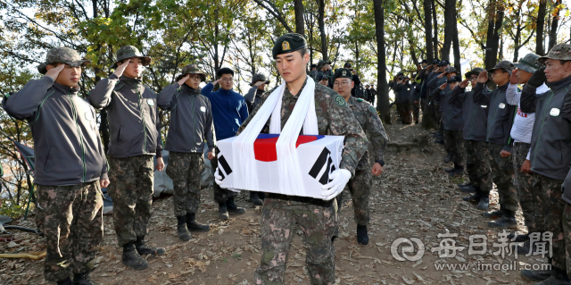 육군 50사단과 국방부 유해발굴감식단이 30일 오후 칠곡군 숲데미산 519m 고지에서 수습된 6·25전쟁 국군 전사자 3명의 유해를 봉송하고 있다. 정운철 기자 woon@msnet.co.kr