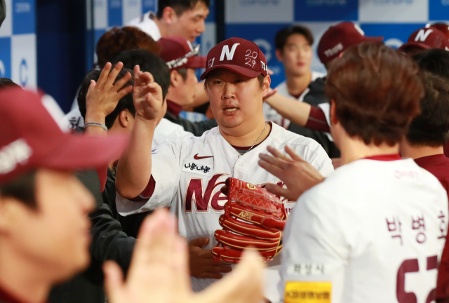 30일 오후 서울 고척스카이돔에서 열린 2018 프로야구 플레이오프 넥센 히어로즈와 SK 와이번스의 경기. 8회초 2사 주자 2루 때 넥센 투수 이보근이 로맥을 삼진으로 돌려 세우며 이닝을 마무리 지은 뒤 더그 아웃으로 들어와 팀 동료들의 격려를 받고 있다. 연합뉴스