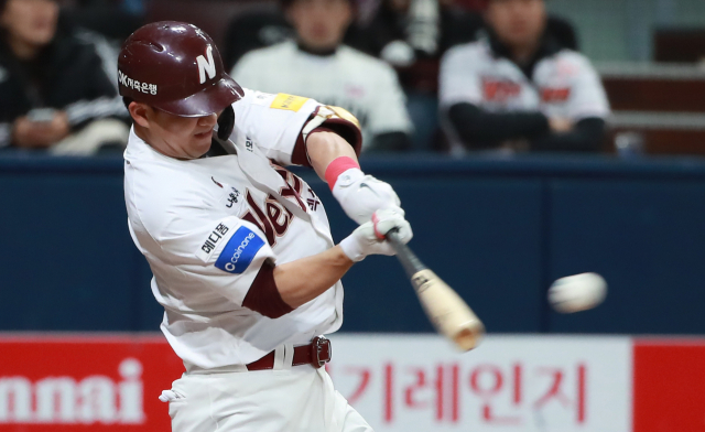 30일 오후 서울 고척스카이돔에서 열린 2018 프로야구 플레이오프 넥센 히어로즈와 SK 와이번스의 경기. 7회말 1사 때 넥센 대타 김민성이 2루타를 치고 있다. 연합뉴스