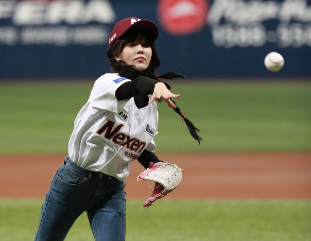 그룹 AOA 지민이 30일 오후 서울 고척스카이돔에서 열린 2018 프로야구 플레이오프 넥센 히어로즈와 SK 와이번스의 경기에서 시구를 하고 있다. 연합뉴스