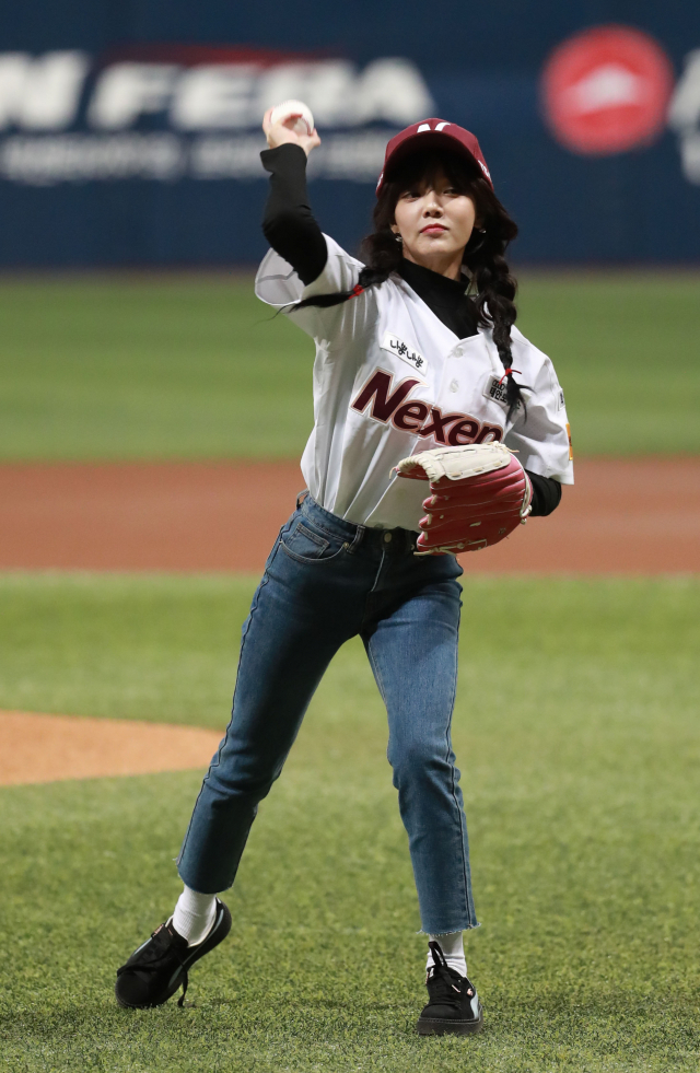 그룹 AOA 지민이 30일 오후 서울 고척스카이돔에서 열린 2018 프로야구 플레이오프 넥센 히어로즈와 SK 와이번스의 경기에서 시구를 하고 있다. 연합뉴스