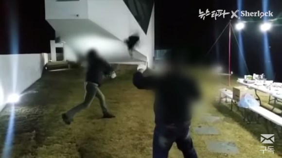 양진호 회장의 명령으로 일본도로 닭을 죽이는 직원. 뉴스타파 영상 캡처