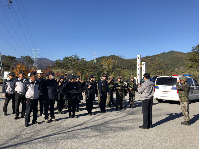 예천경찰서와 육군 제3260부대 2대대, 예천양수발전소가 합동 대테러 훈련을 하고 있다. 예천경찰서 제공