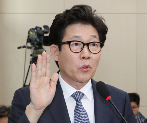 조명래 환경부 장관 후보자가 23일 오후 국회 환경노동위원회 회의실에서 열린 인사청문회에서 선서하고 있다. 연합뉴스