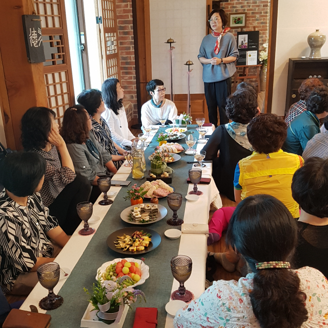 덕유당 양수미 대표가 전통한과 차에 등에 대한 교육을 하고있다. 덕유당 제공