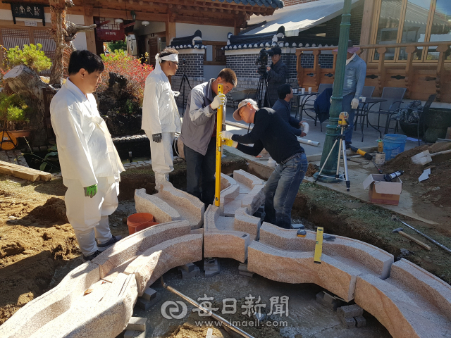 통일신라 문화재인 포석정(사적 제1호)의 유상곡수형 모형의 한옥조경 석재가 개발돼 지난달 31일 안동 예미정 별채 마당에서 시연회가 열렸다. 전종훈 기자