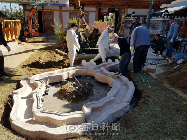 안동소재 경무기업이 포석정 모형 상용시공을 개발해 눈길을 끈다. 이 업체에서 개발한 한옥조경 석재는 기존 시공비의 20% 수준이라 상용화될 경우 큰 호응을 얻을 전망이다. 전종훈 기자