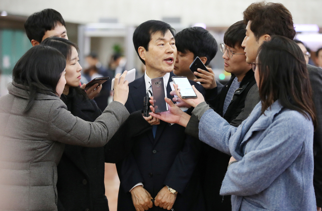 김태한 삼성바이오로직스 대표이사가 10월 31일 오후 서울 종로구 정부서울청사에서 열린 삼성바이오로직스 분식회계 혐의 재감리 안건 논의 증선위원회 회의에 참석하기에 앞서 기자들의 질문에 답하고 있다. 연합뉴스