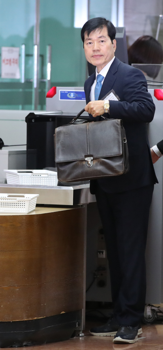 김태한 삼성바이오로직스 대표이사가 31일 오후 서울 종로구 정부서울청사에서 열린 삼성바이오로직스 분식회계 혐의 재감리 안건 논의를 위한 증선위원회 회의에 참석하기 위해 청사로 들어서고 있다. 연합뉴스
