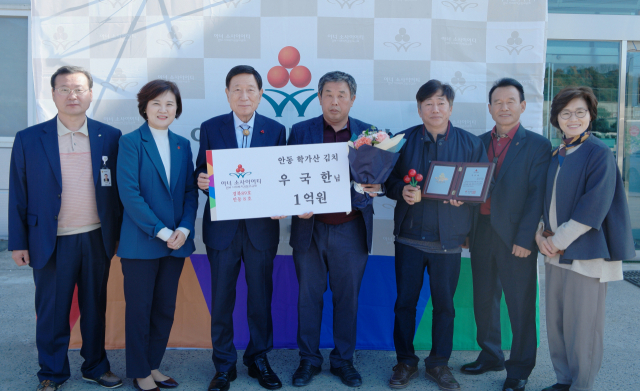 신현수 경북사회복지공동모금회장(왼쪽 세 번째), 우국한 안동 학가산 김치 대표(왼쪽 네 번째) 등 관계자들이 기념촬영을 하고 있다. 경북모금회 제공