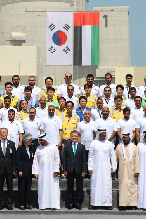문재인 대통령이 지난 3월 26일 아랍에미리트(UAE) 모하메드 빈 자이드 알 나흐얀 왕세제와 함께 한국 첫 수출형 원전인 바라카 원전 1호기 앞에 섰다. 연합뉴스
