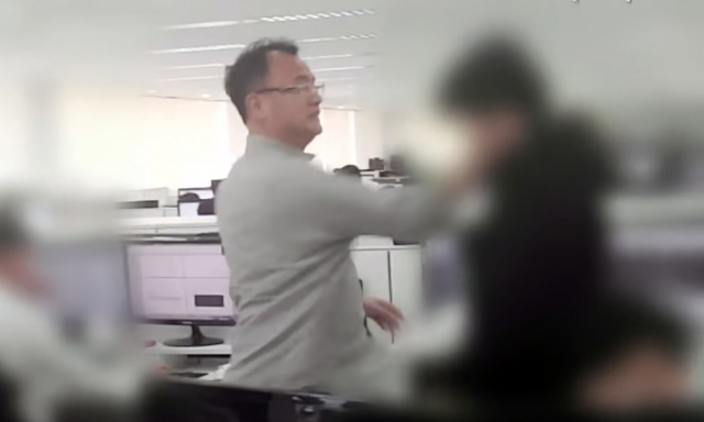 양진호 한국미래기술 회장이 웹하드업체 위디스크 전 직원을 폭행하는 영상. 30일 뉴스타파는 양 회장이 지난 2015년 위디스크의 전 직원 폭행 장면을 담은 영상을 공개했다. 뉴스타파 영상 캡처