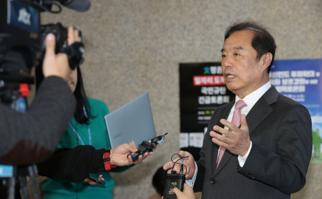 자유한국당 김병준 비상대책위원장이 31일 오전 국회에서 비상대책위원-중진의원 연석회의가 끝난 후 회의 내용을 기자들에게 말하고 있다. 연합뉴스
