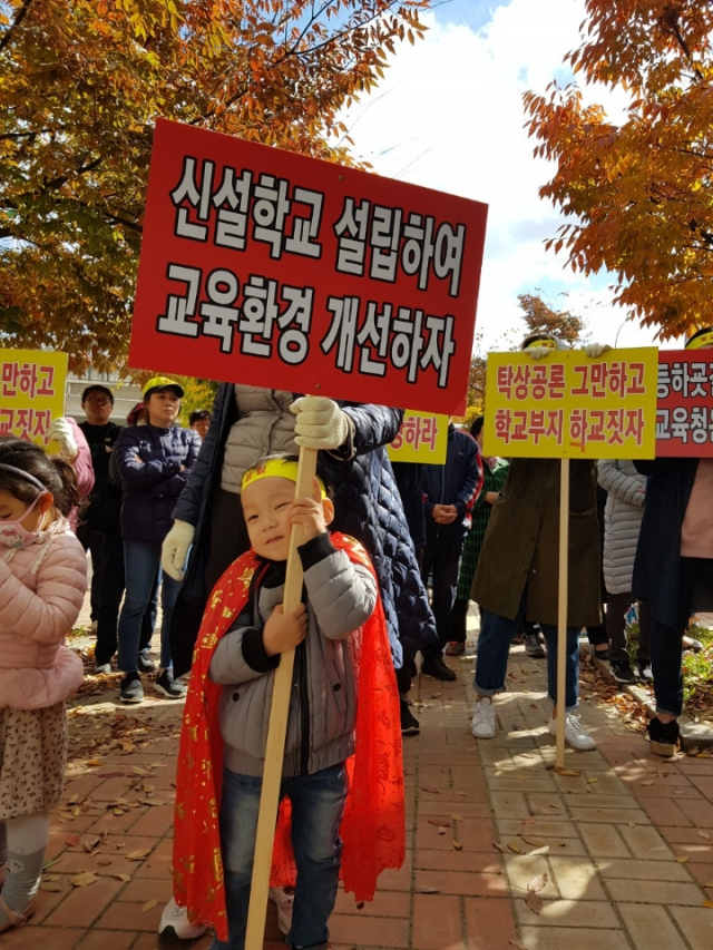 대구 동구 율하동의 한 초등학교 예정 부지가 학생 수요 부족 등을 이유로 13년째 방치되고 있어 주민들의 불만이 높다. 