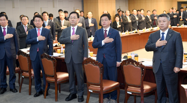 31일 오전 국회에서 자유한국당 대구경북 발전협의회와 대구시, 경북도가 모여 간담회를 열고 내년도 국비 확보와 현안 해결에 힘을 합치기로 했다. 이날 회의에 앞서 참석자들이 국민의례 중인 모습. 경북도 제공