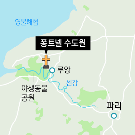 퐁트넬 수도원 내부는 나무로 된 둥근 천장과 오래된 나무의자 등 검소한 모습을 보이고 있다.