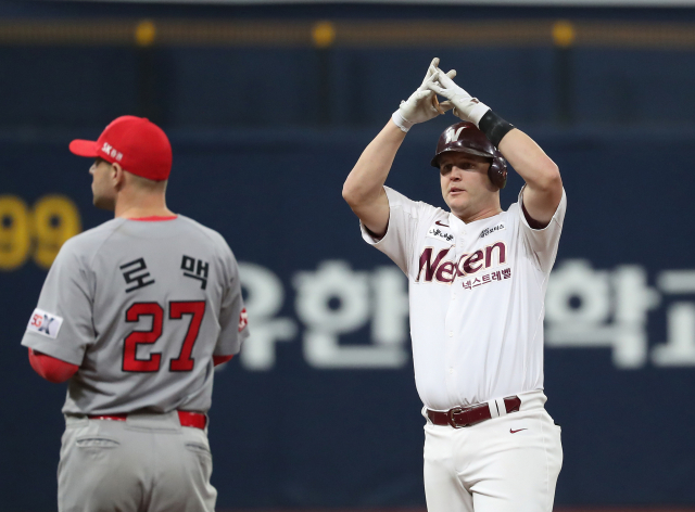 31일 서울 고척스카이돔에서 열린 2018 프로야구 포스트시즌 플레이오프 4차전 넥센 히어로즈와 SK 와이번스의 경기. 8회말 1사 상황에서 넥센 샌즈가 2루타를 친 뒤 기쁨을 표현하고 있다. 연합뉴스