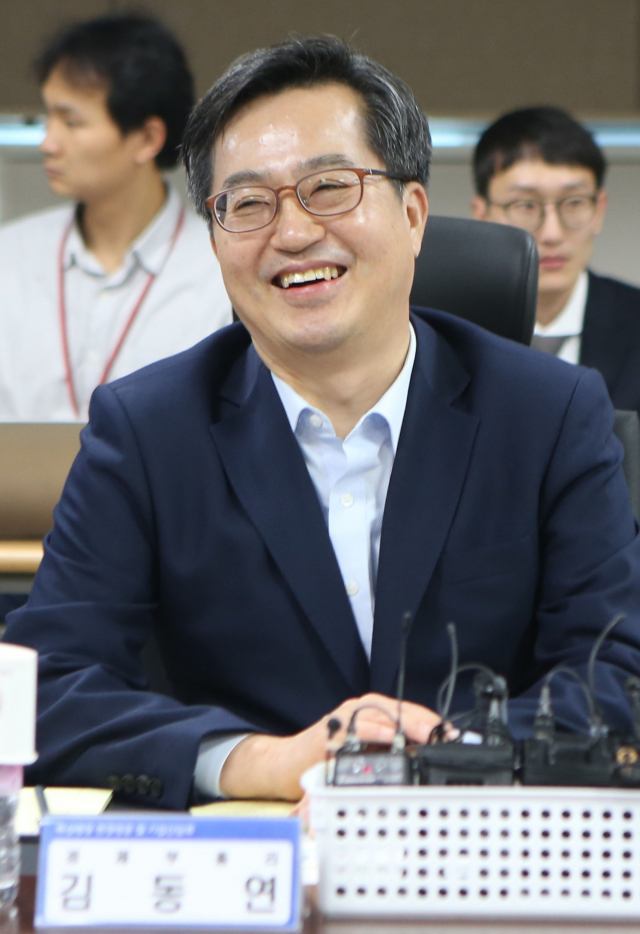 31일 오후 경남 창원시의 자동차 부품 제조기업 경한코리아에서 열린 혁신성장 간담회에서 김동연 경제부총리 겸 기획재정부장관이 발언 중 활짝 웃고 있다. 연합뉴스