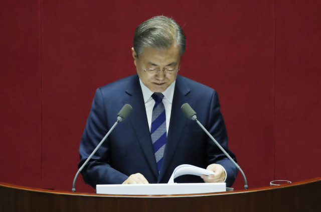 문재인 대통령이 1일 오전 국회 본회의장에서 내년도 예산안에 대해 시정연설을 하던 도중 연설문을 살피고 있다. 연합뉴스