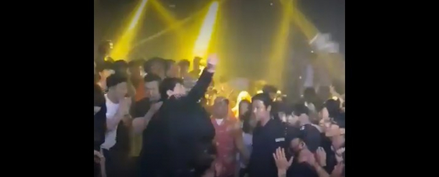 헤미넴이 지난 6월 한 클럽에서 돈다발을 공중으로 뿌리고 있다. 인터넷 커뮤니티 영상 캡처