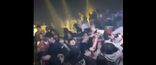 헤미넴이 지난 6월 한 클럽에서 돈다발을 공중으로 뿌리고 있다. 인터넷 커뮤니티 영상 캡처
