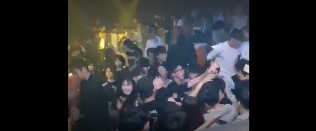 헤미넴이 지난 6월 한 클럽에서 돈다발을 공중으로 뿌리고 있다. 인터넷 커뮤니티 영상 캡처