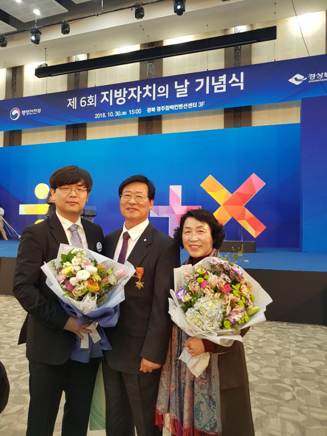 한태천(가운데) 경운대 경찰행정학과 교수가 제6회 지방자치의 날 행사에서 문재인 대통령으로부터 옥조근정훈장을 받았다. 경운대 제공