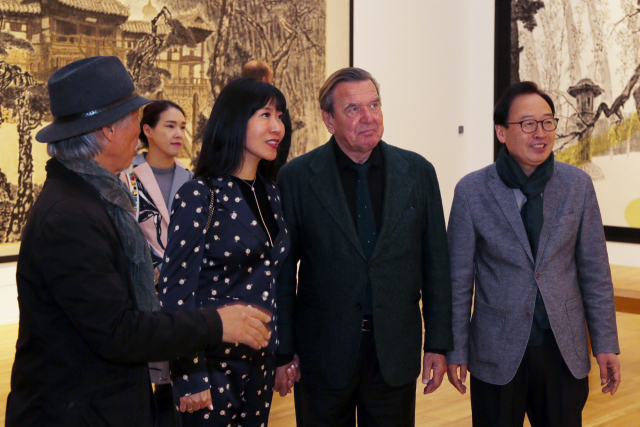 슈뢰더 전 독일 총리부부가 경주 엑스포와 솔거미술관을 방문했다. 왼쪽부터 박대성 화백 부인 김소연 씨, 슈뢰더 총리, 이두환 경주엑스포 사무처장.
