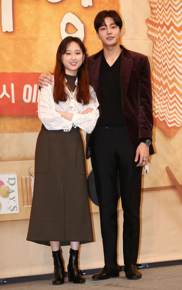 배우 류혜영(왼쪽)과 김재영이 1일 오후 서울 강남구 임피리얼팰리스 호텔에서 열린 올리브 채널 드라마 