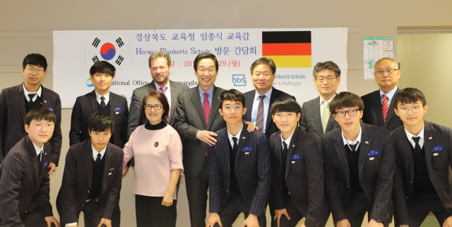 임종식 경북교육감 등 글로벌 현장학습 유럽 점검단은 지난달 29일 독일 카셀시를 방문해 현장학습 중인 학생들을 만나 격려하고 현지 교육시설과 점검했다. 경북교육청 제공