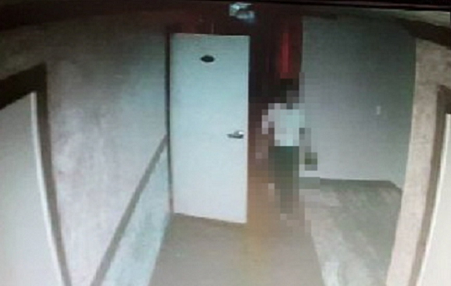 A(61) 씨가 전재산 1천만원을 비닐봉지에 담에 버리러 가는 장면이 찍힌 모텔 복도 CCTV. 포항북부경찰서 제공.