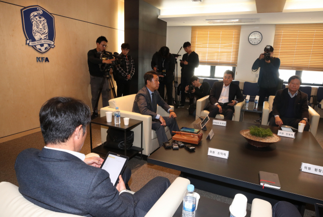 1일 오후 서울 종로구 신문로 축구회관에서 병역특례 봉사활동 서류를 조작한 것으로 드러난 수비수 장현수(FC 도쿄)에 대한 징계 여부를 결정하기 위한 스포츠 공정위원회 회의가 열리고 있다. 연합뉴스