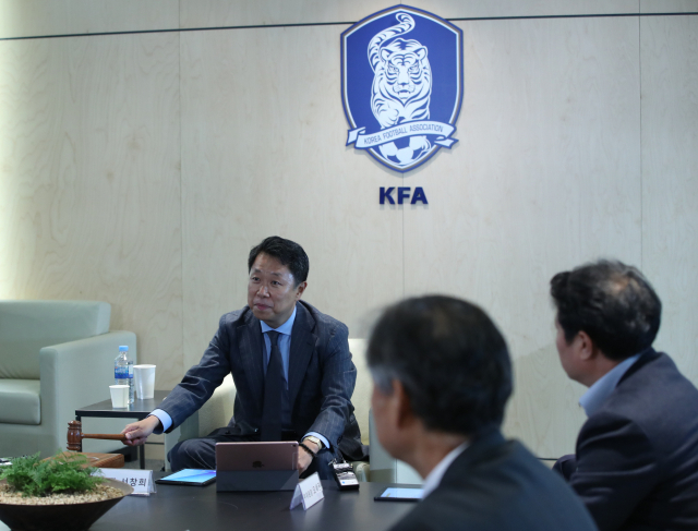 1일 오후 서울 종로구 신문로 축구회관에서 서창희 스포츠 공정위원회 위원장이 병역특례 봉사활동 서류를 조작한 것으로 드러난 수비수 장현수(FC 도쿄)에 대한 징계 여부를 결정하기 위한 회의를 주재하고 있다. 연합뉴스