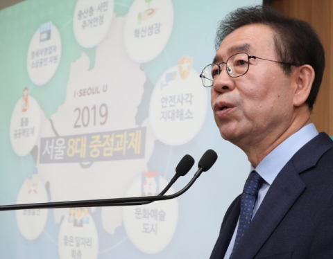 박원순 서울시장이 1일 오전 서울 중구 서울시청 브리핑룸에서 2019년 예산안을 발표하고 있다. 올해보다 3조9천702억원이 증가한 35조 7천843억원 편성됐으며 복지예산은 11조 1천836억원을 배정, 10조원을 처음으로 돌파했다. 연합뉴스